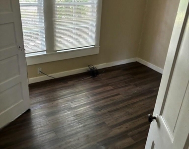 111 White Oak St - Photo Thumbnail 4