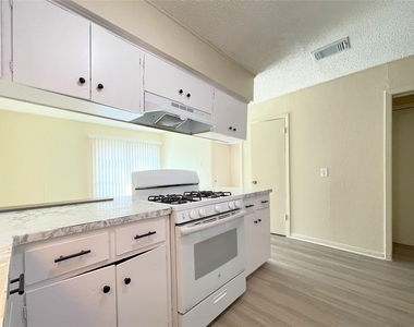 902 N Meadows Dr - Photo Thumbnail 5