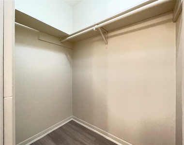 902 N Meadows Dr - Photo Thumbnail 13