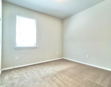 363 Eagle Brook Ln - Photo Thumbnail 15