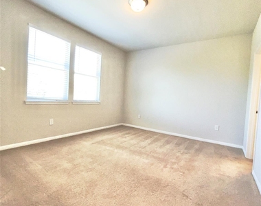 363 Eagle Brook Ln - Photo Thumbnail 9