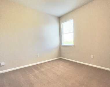 363 Eagle Brook Ln - Photo Thumbnail 16