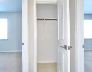 363 Eagle Brook Ln - Photo Thumbnail 17