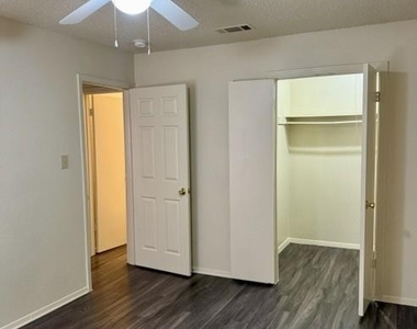 3005-b Parker Ln - Photo Thumbnail 4
