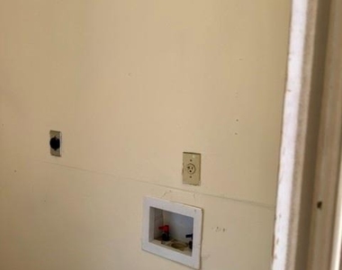 3005-b Parker Ln - Photo Thumbnail 7