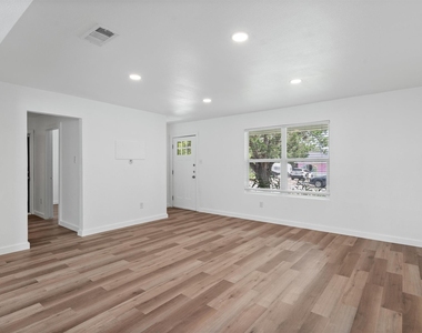 3307 Oak Aly - Photo Thumbnail 1