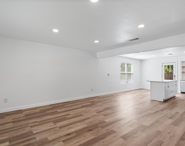 3307 Oak Aly - Photo Thumbnail 2