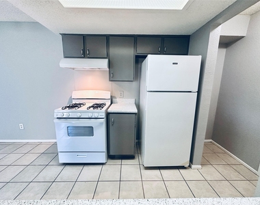 5305 Woodland Oaks Ct - Photo Thumbnail 3