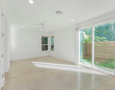 1114 Walton Ln - Photo Thumbnail 10