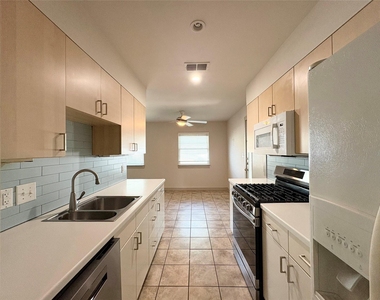 2001 E 10th St - Photo Thumbnail 7
