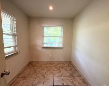 2001 E 10th St - Photo Thumbnail 12