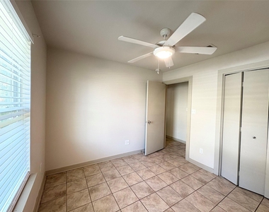 2001 E 10th St - Photo Thumbnail 16