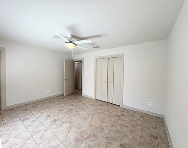 2001 E 10th St - Photo Thumbnail 21