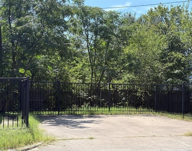 2001 E 10th St - Photo Thumbnail 26