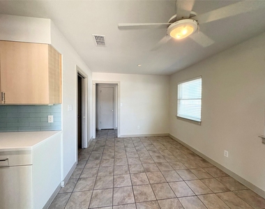 2001 E 10th St - Photo Thumbnail 9