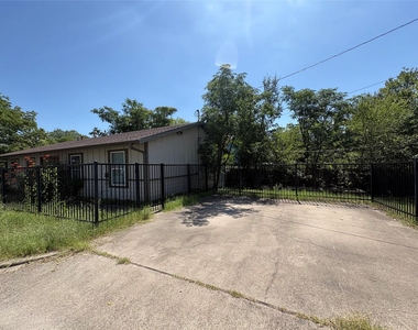 2001 E 10th St - Photo Thumbnail 27