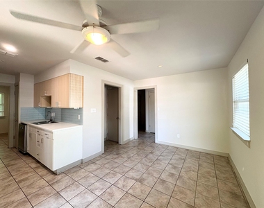 2001 E 10th St - Photo Thumbnail 10