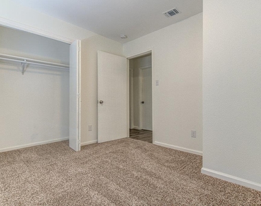 5706 Gloucester Ln - Photo Thumbnail 9