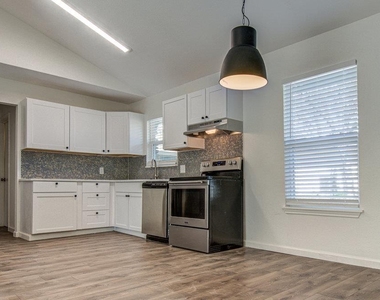 5706 Gloucester Ln - Photo Thumbnail 5