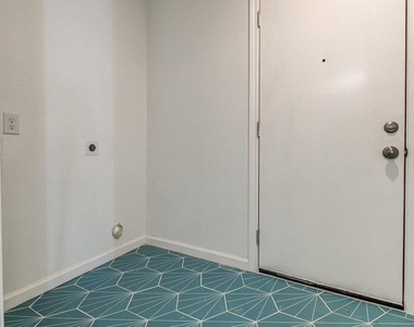 5706 Gloucester Ln - Photo Thumbnail 13