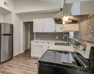 5706 Gloucester Ln - Photo Thumbnail 7