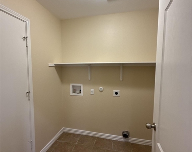 1098 Giberson Way - Photo Thumbnail 7