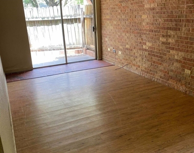 1014 Bois D Arc St - Photo Thumbnail 5