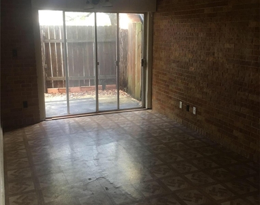 1014 Bois D Arc St - Photo Thumbnail 6