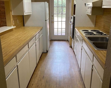 1014 Bois D Arc St - Photo Thumbnail 1