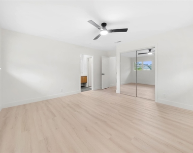 1403 Creekview Dr - Photo Thumbnail 9
