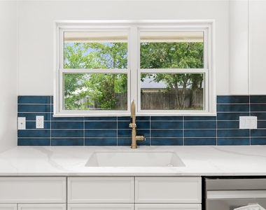 1403 Creekview Dr - Photo Thumbnail 2