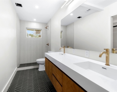1403 Creekview Dr - Photo Thumbnail 10