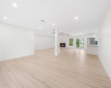 1403 Creekview Dr - Photo Thumbnail 7