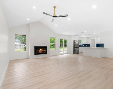 1403 Creekview Dr - Photo Thumbnail 6