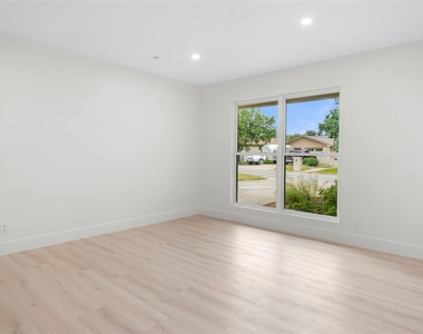 1403 Creekview Dr - Photo Thumbnail 8
