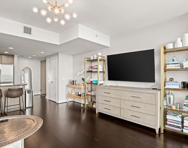 300 Bowie St - Photo Thumbnail 5