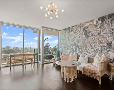 300 Bowie St - Photo Thumbnail 2