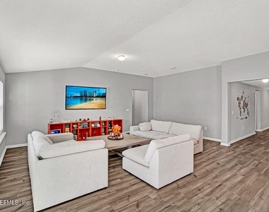8272 Victory Crossing Boulevard - Photo Thumbnail 3