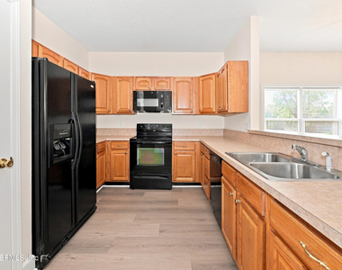574 Stocks Street - Photo Thumbnail 7