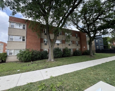2400 W Balmoral Avenue - Photo Thumbnail 1