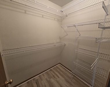 1485 Exeter Lane - Photo Thumbnail 10