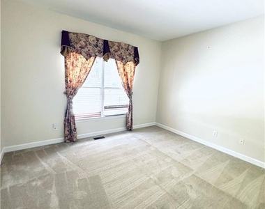 811 Valley Drive - Photo Thumbnail 11