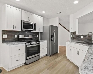 173 Village Trace - Photo Thumbnail 4