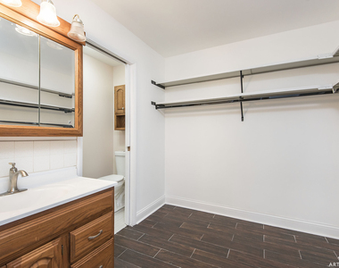 1049 W Ogden Avenue - Photo Thumbnail 11
