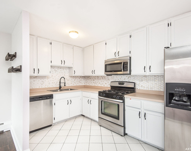 1049 W Ogden Avenue - Photo Thumbnail 7