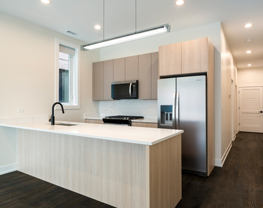 408 E 50th Place - Photo Thumbnail 3