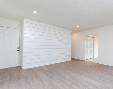1604 Walker Street Se - Photo Thumbnail 4