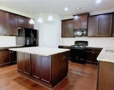 715 Mimosa Way - Photo Thumbnail 8