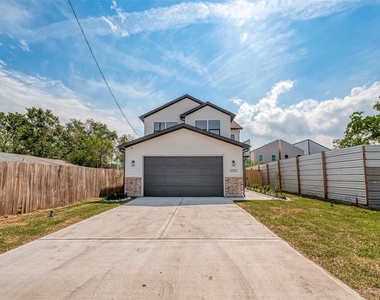 8128 Chateau Street - Photo Thumbnail 5