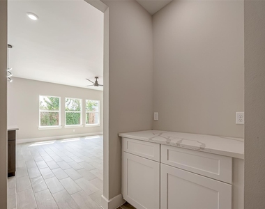 8128 Chateau Street - Photo Thumbnail 22
